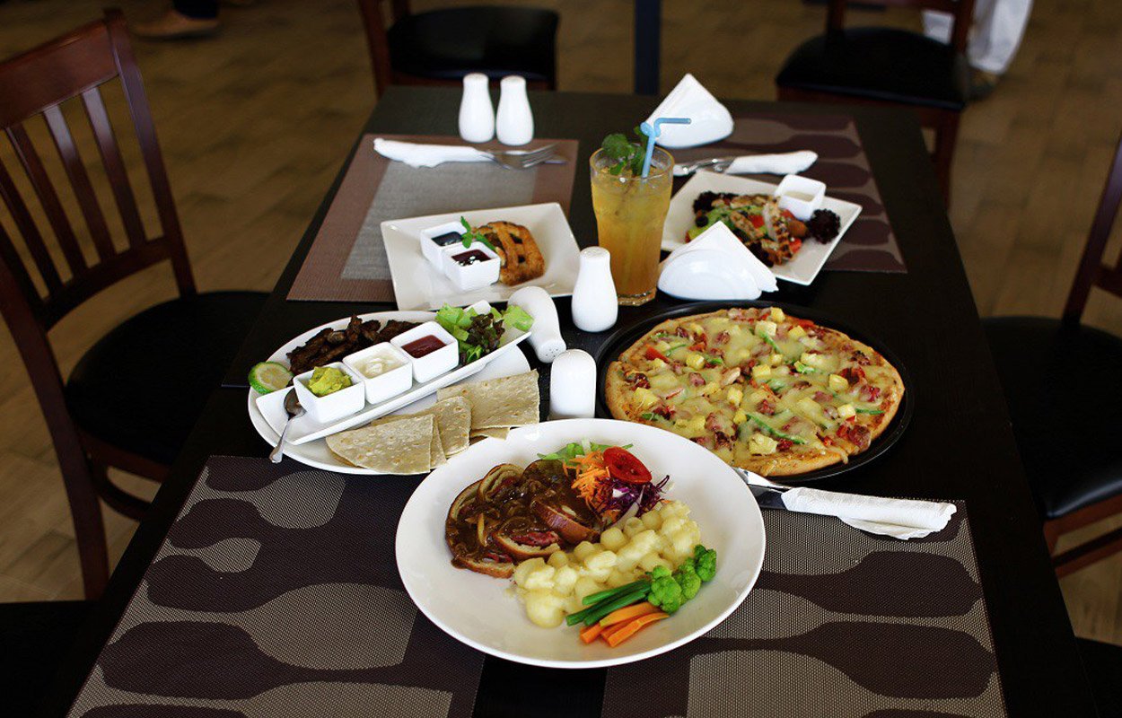 Hillside Plaza Hotel - food and dinning